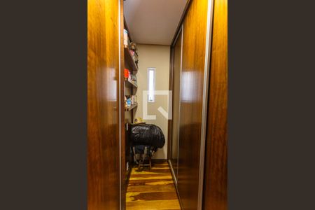 Casa à venda com 320m², 4 quartos e 6 vagas Casa à venda com 320m², 4 quartos e 6 vagasCloset da Suíte
