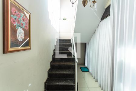 Casa à venda com 320m², 4 quartos e 6 vagas Casa à venda com 320m², 4 quartos e 6 vagasEscada de Acesso ao 2° Pavimento