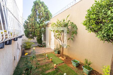 Casa à venda com 320m², 4 quartos e 6 vagas Casa à venda com 320m², 4 quartos e 6 vagasJardim/Entrada