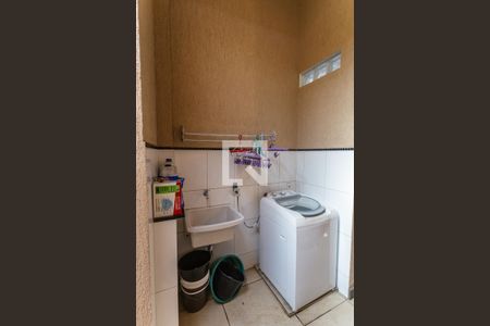 Casa à venda com 320m², 4 quartos e 6 vagas Casa à venda com 320m², 4 quartos e 6 vagasÁrea de Serviço