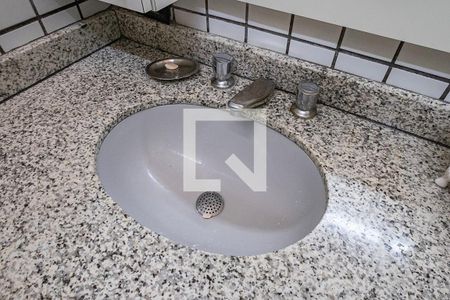 Casa à venda com 180m², 3 quartos e 2 vagasSuíte 1 - Banheiro