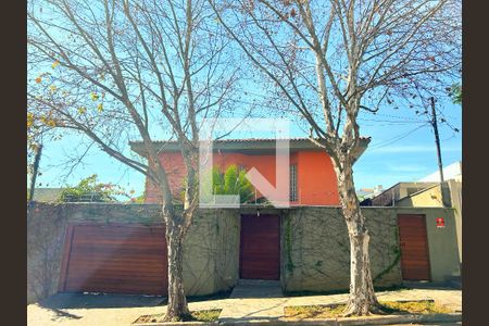 Casa para alugar com 320m², 5 quartos e 3 vagasFachada da casa