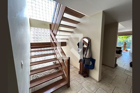 Casa para alugar com 320m², 5 quartos e 3 vagasEscada para segundo andar