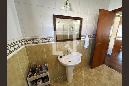 Casa para alugar com 320m², 5 quartos e 3 vagasBanheiro 1