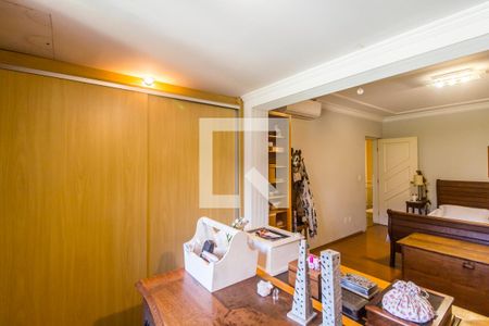 Casa de condomínio para alugar com 385m², 4 quartos e 3 vagas Casa de condomínio para alugar com 385m², 4 quartos e 3 vagasCloset da Suíte master