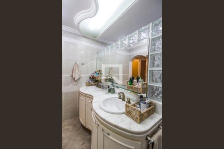 Casa de condomínio para alugar com 385m², 4 quartos e 3 vagas Casa de condomínio para alugar com 385m², 4 quartos e 3 vagasBanheiro da Suíte master