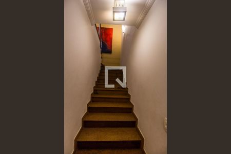 Casa de condomínio para alugar com 385m², 4 quartos e 3 vagas Casa de condomínio para alugar com 385m², 4 quartos e 3 vagasEscada