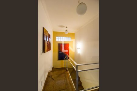 Casa de condomínio para alugar com 385m², 4 quartos e 3 vagas Casa de condomínio para alugar com 385m², 4 quartos e 3 vagasEscada