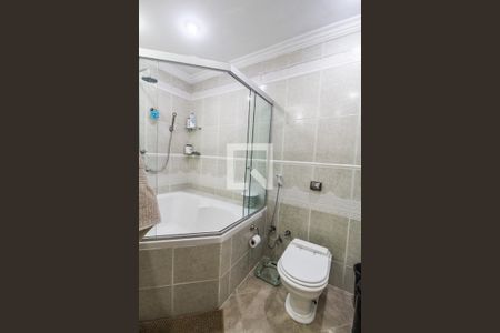 Casa de condomínio para alugar com 385m², 4 quartos e 3 vagas Casa de condomínio para alugar com 385m², 4 quartos e 3 vagasBanheiro da Suíte master