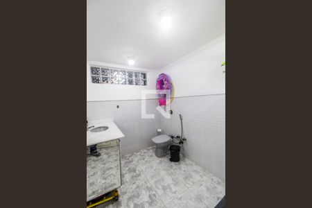 Casa de condomínio para alugar com 385m², 4 quartos e 3 vagas Casa de condomínio para alugar com 385m², 4 quartos e 3 vagasBanheiro da Suíte 4