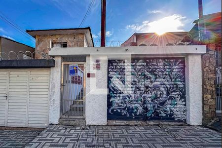 Casa para alugar com 90m², 3 quartos e 4 vagas Casa para alugar com 90m², 3 quartos e 4 vagasFachada