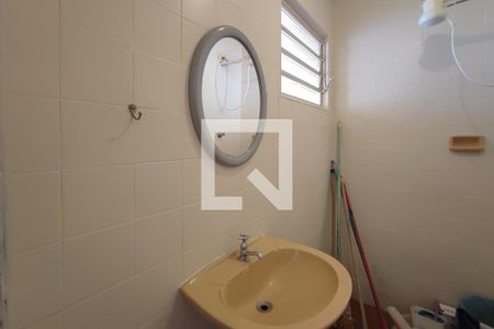 Casa à venda com 194m², 4 quartos e 2 vagas Casa à venda com 194m², 4 quartos e 2 vagasEdícula - Banheiro