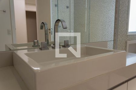 Apartamento à venda com 237m², 4 quartos e 4 vagasBanheiro da Suíte 1