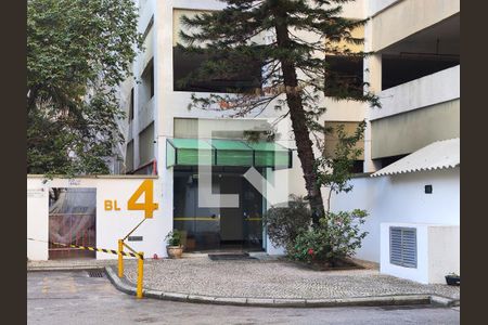 Apartamento à venda com 122m², 3 quartos e 2 vagas Apartamento à venda com 122m², 3 quartos e 2 vagasFachada e portaria