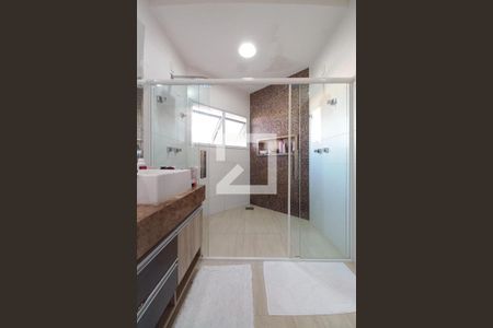 Casa de condomínio à venda com 450m², 4 quartos e 4 vagasBanheiro da Suíte 1