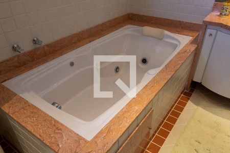 Casa de condomínio à venda com 704m², 4 quartos e 4 vagasBANHEIRO DA SUITE MASTER