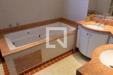 Casa de condomínio à venda com 704m², 4 quartos e 4 vagasBANHEIRO DA SUITE MASTER