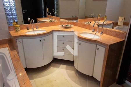 Casa de condomínio à venda com 704m², 4 quartos e 4 vagasBANHEIRO DA SUITE MASTER