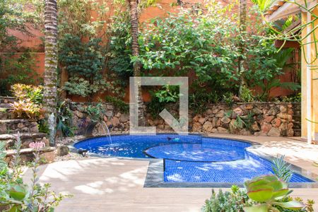 Casa de condomínio à venda com 704m², 4 quartos e 4 vagasÁREA EXTERNA FUNDOS