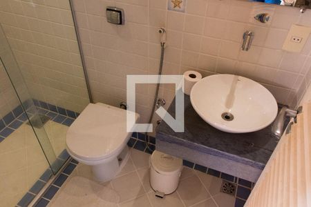 Casa de condomínio à venda com 704m², 4 quartos e 4 vagasBANHEIRO DA ÁREA DE SERVIÇO