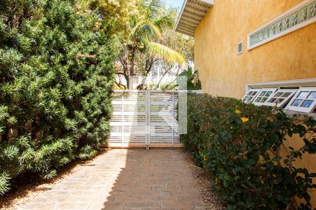 Casa de condomínio à venda com 704m², 4 quartos e 4 vagasÁREA EXTERNA LATERAL