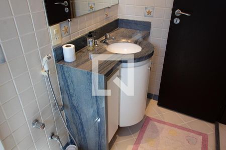 Casa de condomínio à venda com 704m², 4 quartos e 4 vagasBANHEIRO DA SUITE 3