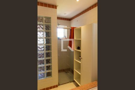 Casa de condomínio à venda com 704m², 4 quartos e 4 vagasBANHEIRO DA SUITE MASTER