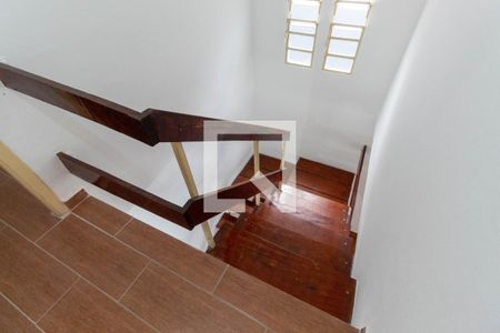 Casa para alugar com 100m², 4 quartos e 2 vagasEscada