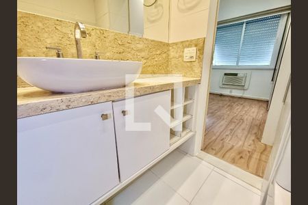 Apartamento à venda com 97m², 2 quartos e 1 vagaSuíte banheiro