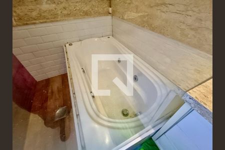 Apartamento à venda com 97m², 2 quartos e 1 vagaSuíte banheiro