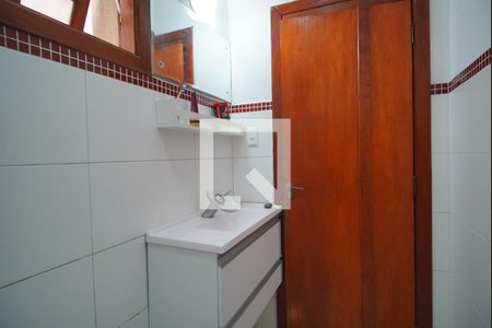 Banheiro de apartamento à venda com 1 quarto, 52m² em São João, Porto Alegre