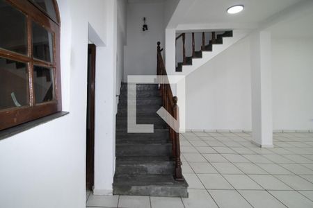 Casa para alugar com 340m², 5 quartos e 5 vagas Casa para alugar com 340m², 5 quartos e 5 vagasEscada