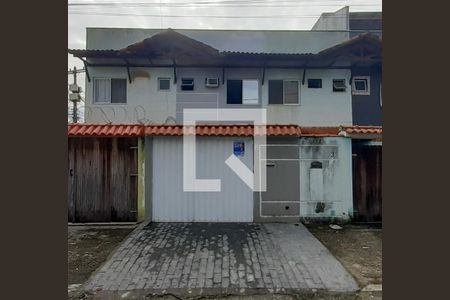 Casa à venda com 100m², 2 quartos e 1 vaga Casa à venda com 100m², 2 quartos e 1 vagaFachada