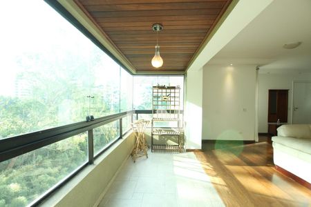 Apartamento para alugar com 189m², 3 quartos e 3 vagasVaranda