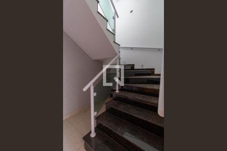 Casa à venda com 179m², 3 quartos e 2 vagasEscada 