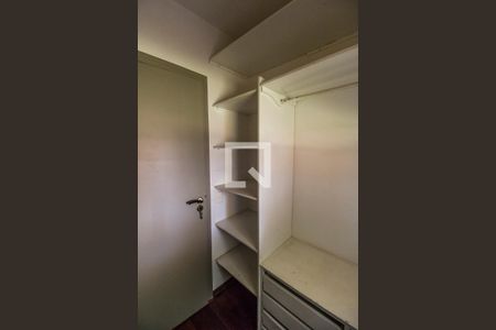 Casa de condomínio para alugar com 200m², 3 quartos e 4 vagasCloset da suíte