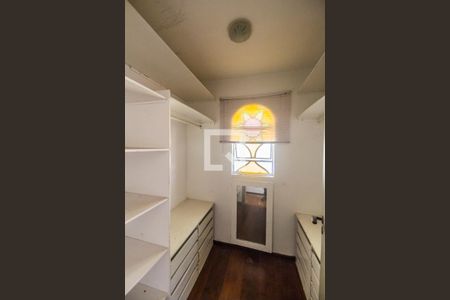 Casa de condomínio para alugar com 200m², 3 quartos e 4 vagasCloset da suíte