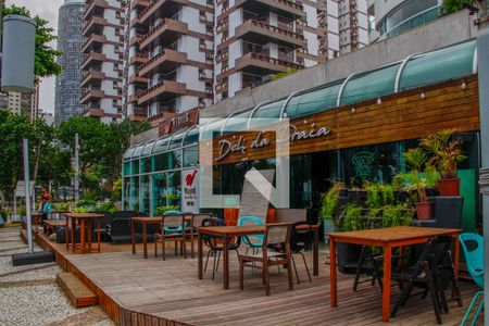 Apartamento à venda com 55m², 1 quarto e 1 vaga Apartamento à venda com 55m², 1 quarto e 1 vagaRestaurante da frente