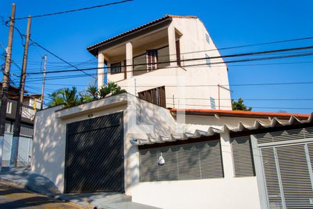Casa para alugar com 140m², 3 quartos e 6 vagas Casa para alugar com 140m², 3 quartos e 6 vagasFachada