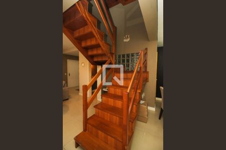 Casa à venda com 200m², 3 quartos e 2 vagasEscada