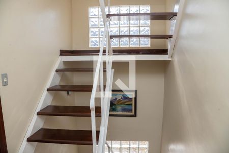 Casa à venda com 310m², 5 quartos e 4 vagasCasa 1 - escada