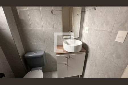 Banheiro social de apartamento para alugar com 2 quartos, 70m² em Campo Belo, São Paulo