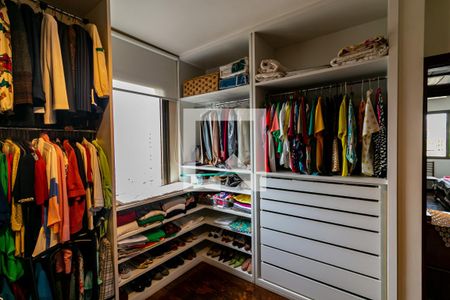 Apartamento à venda com 340m², 4 quartos e 3 vagas Apartamento à venda com 340m², 4 quartos e 3 vagasCloset