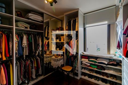 Apartamento à venda com 340m², 4 quartos e 3 vagas Apartamento à venda com 340m², 4 quartos e 3 vagasCloset