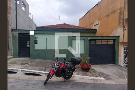 Casa à venda com 120m², 3 quartos e 4 vagas Casa à venda com 120m², 3 quartos e 4 vagasFachada