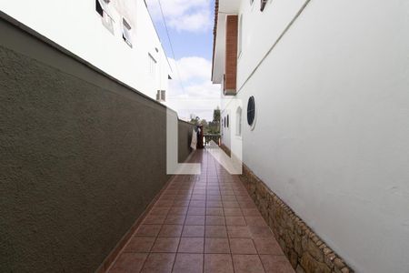 Casa à venda com 430m², 5 quartos e 5 vagasCorredor Lateral