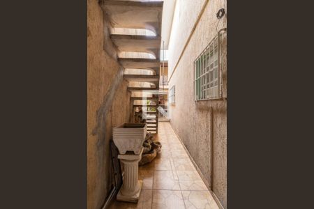 Casa à venda com 190m², 2 quartos e 2 vagasEscada 