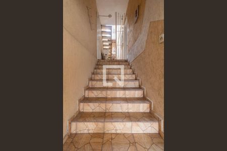 Casa à venda com 190m², 2 quartos e 2 vagasEscada 