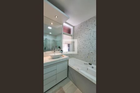 Casa de condomínio à venda com 600m², 7 quartos e 8 vagasBanheiro da Suíte 2 master 