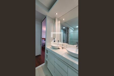 Casa de condomínio à venda com 600m², 7 quartos e 8 vagasBanheiro da Suíte 2 master 